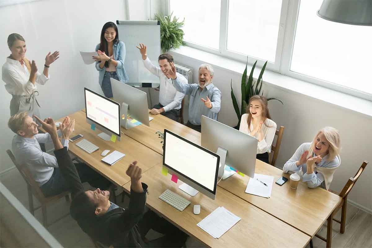 Team van FLTglobal in een warme kantooromgeving